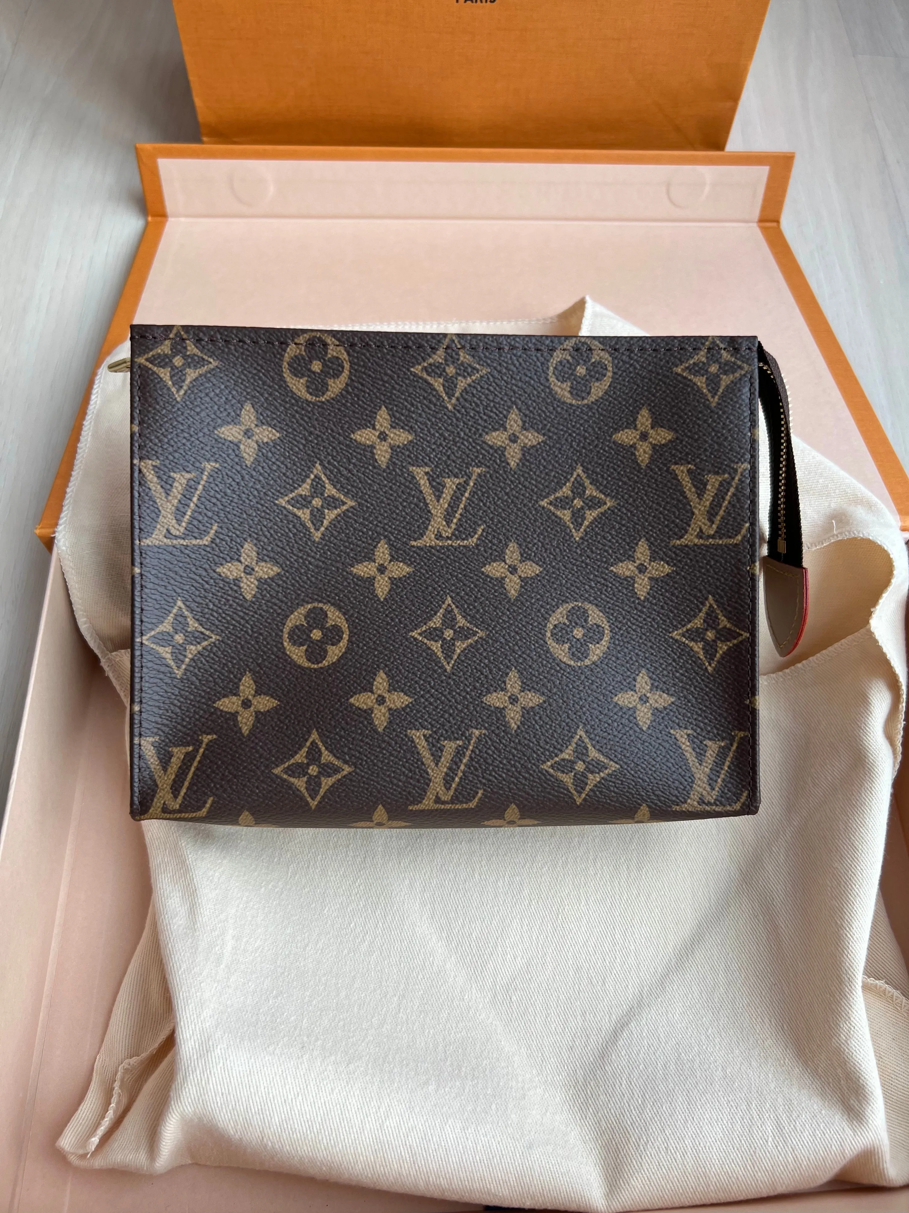 Louis Vuitton Toiletry 19