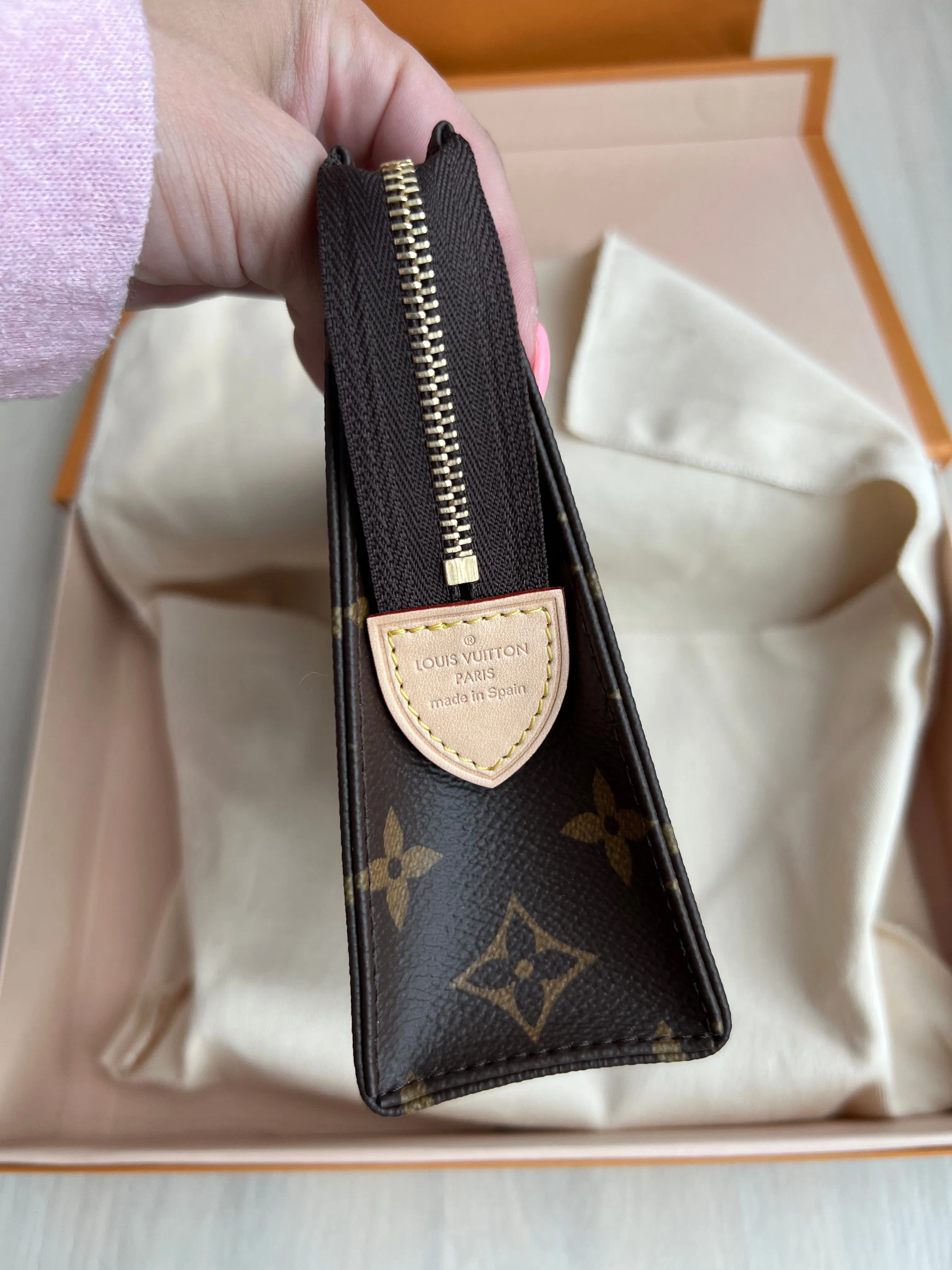 Louis Vuitton Toiletry 19